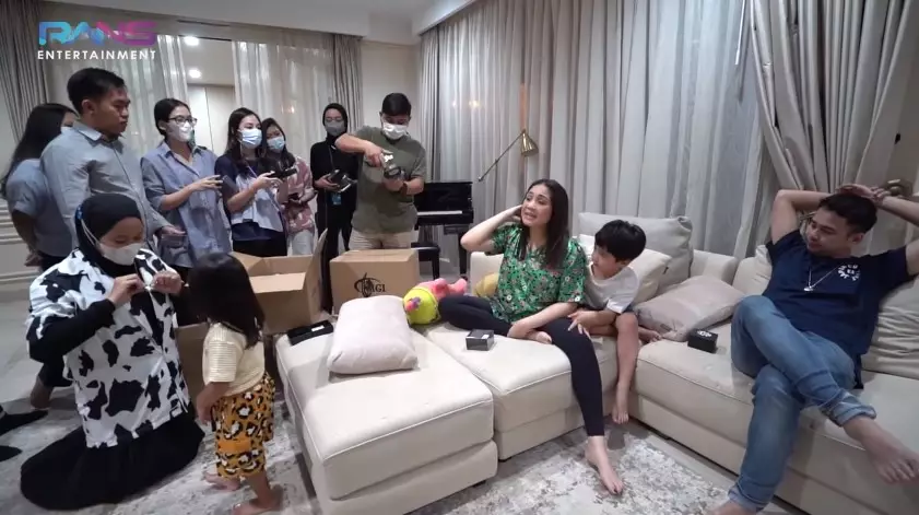 Momen Raffi Nagita bagi-bagi kalung kesehatan Youtube/Rans Entertainment