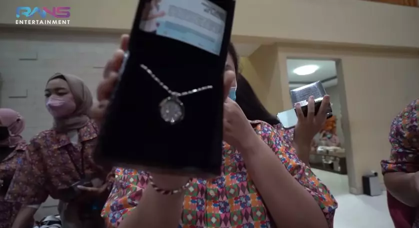Momen Raffi Nagita bagi-bagi kalung kesehatan Youtube/Rans Entertainment