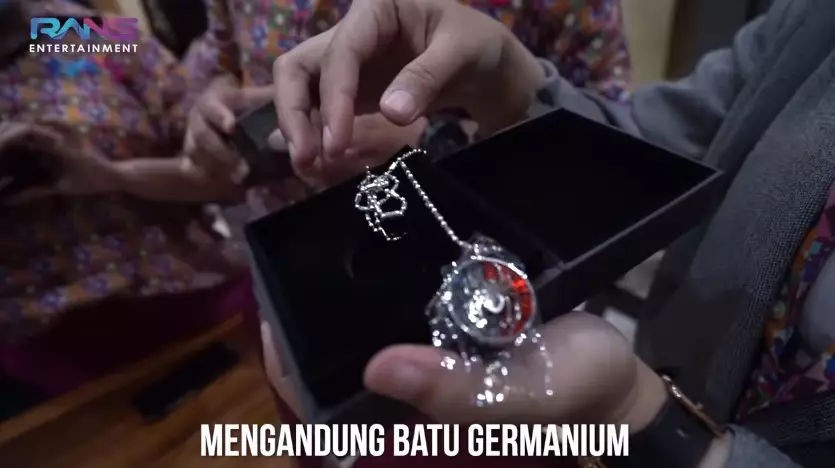 Momen Raffi Nagita bagi-bagi kalung kesehatan Youtube/Rans Entertainment