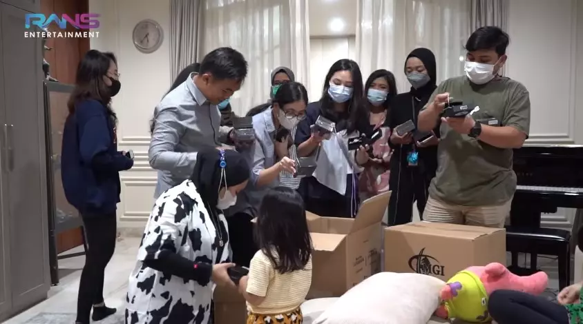 Momen Raffi Nagita bagi-bagi kalung kesehatan Youtube/Rans Entertainment