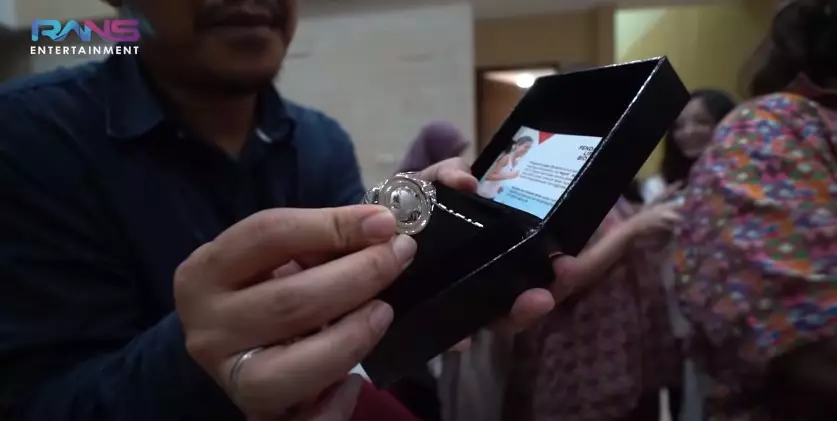 Momen Raffi Nagita bagi-bagi kalung kesehatan Youtube/Rans Entertainment