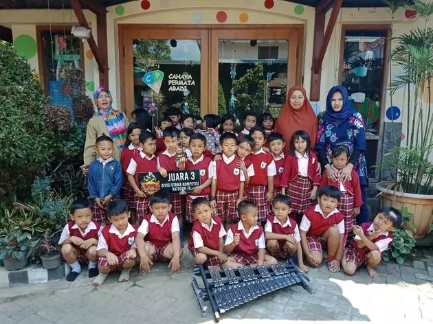 yuni shara memiliki paud dan tk Berbagai sumber