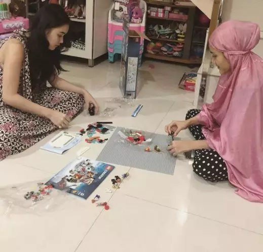 penyanyi cantik pakai daster © berbagai sumber