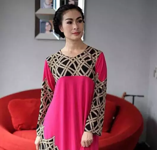 penyanyi cantik pakai daster © berbagai sumber