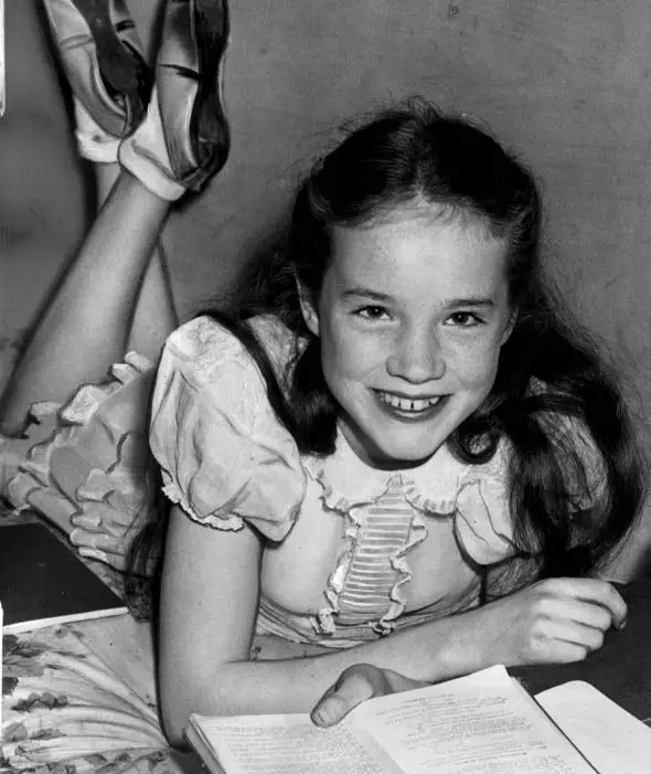 Potret masa kecil pemain The Princess Diaries dari berbagai sumber Potret masa kecil pemain The Princess Diaries dari berbagai sumber