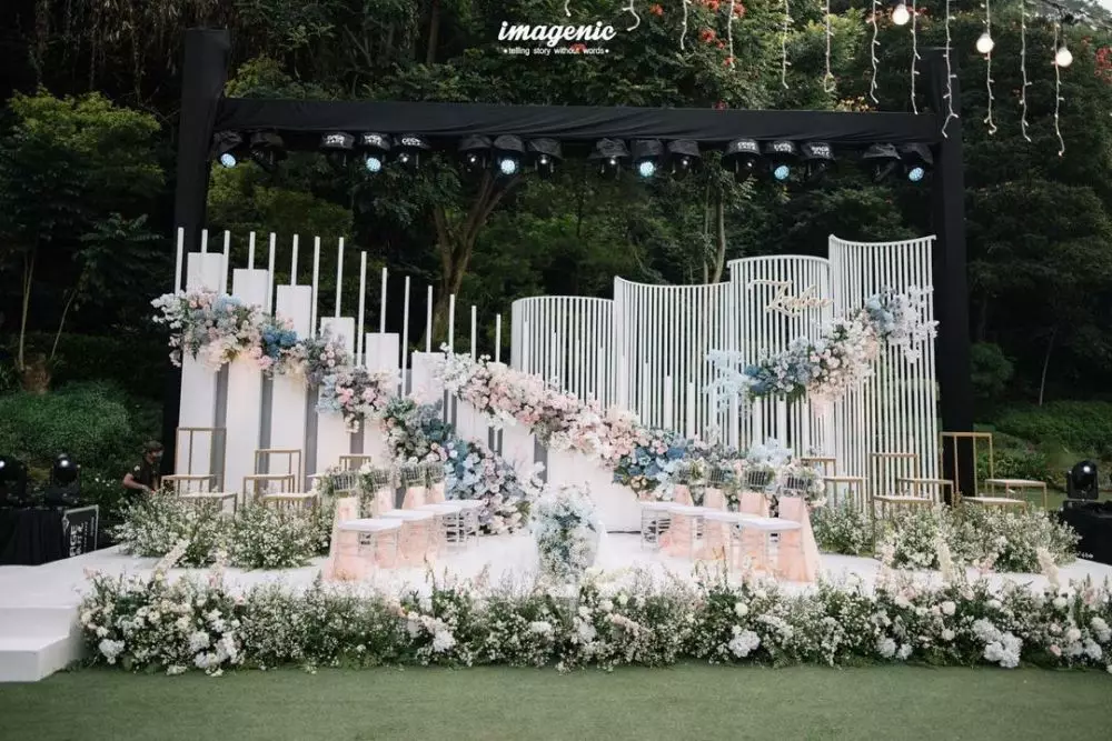 dekorasi panggung lamaran seleb © 2021 brilio.net