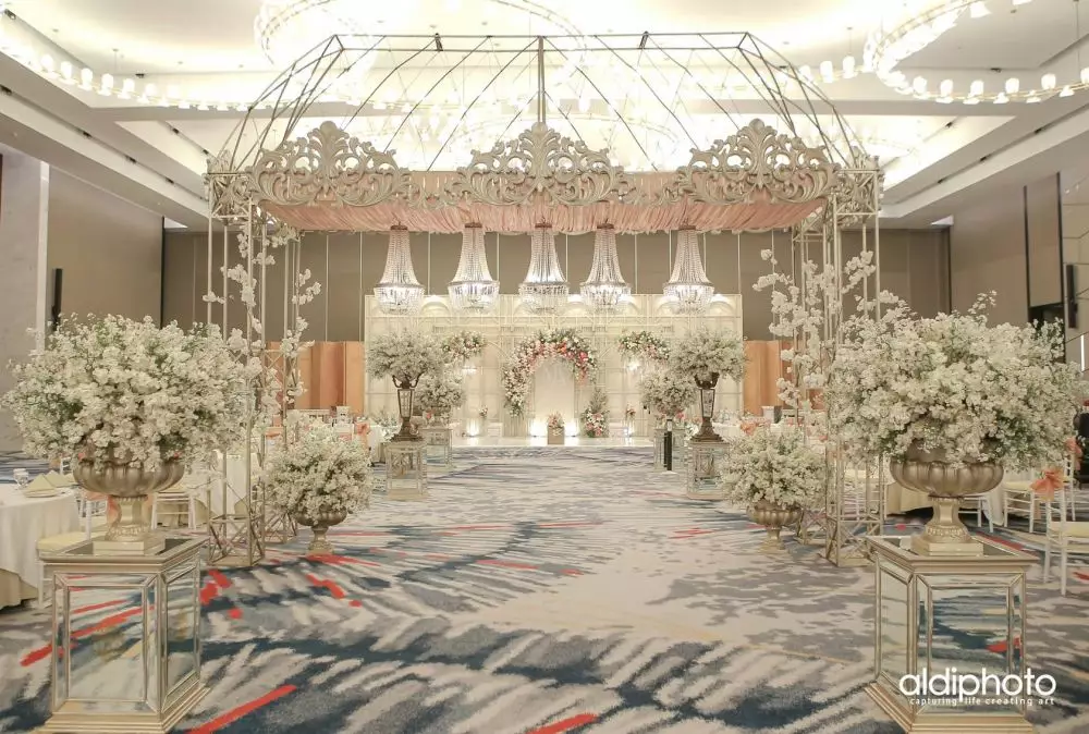 dekorasi panggung lamaran seleb © 2021 brilio.net