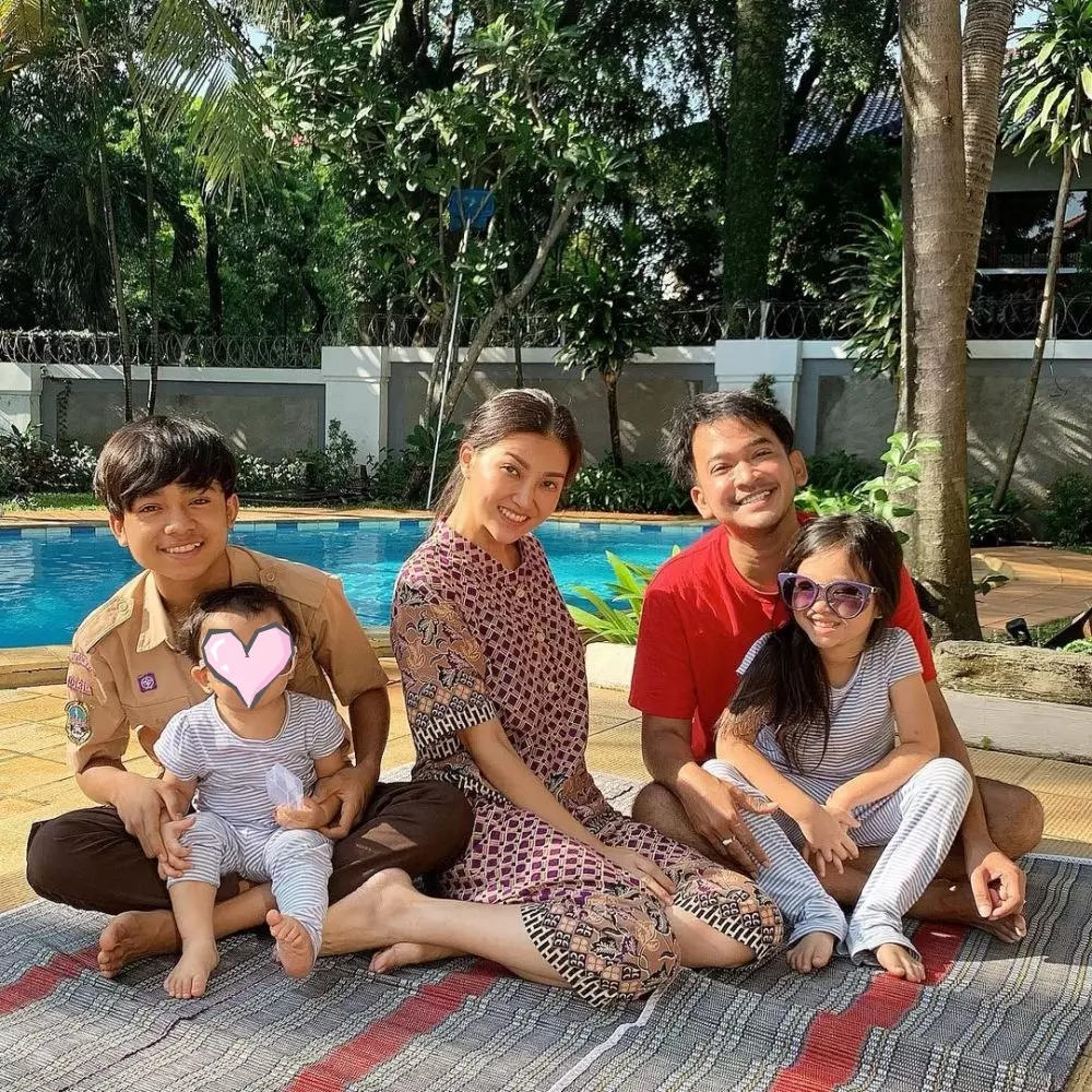 potret penyanyi saat berjemur berbagai sumber