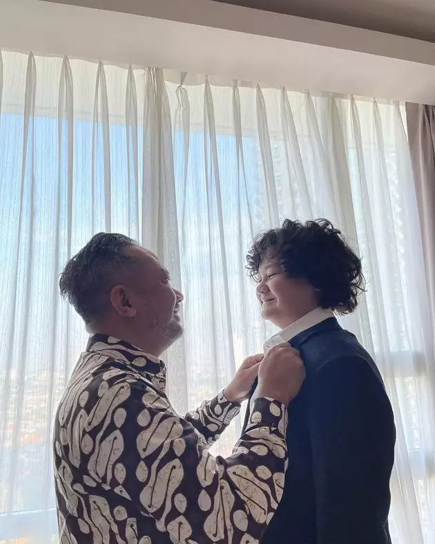 Momen Mona Ratuliu rayakan wisuda anak dari berbagai sumber