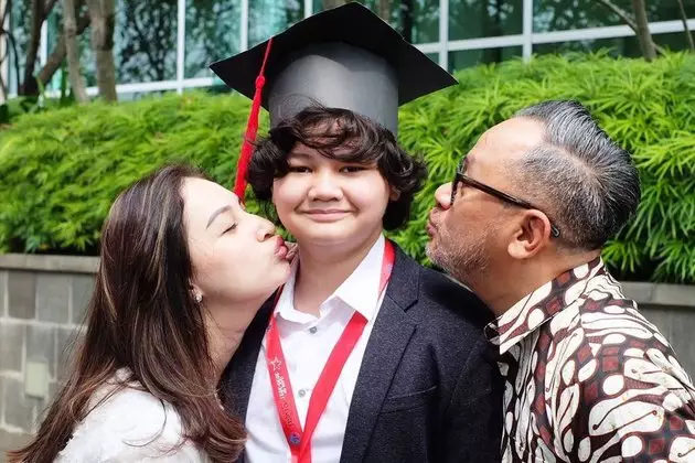 Momen Mona Ratuliu rayakan wisuda anak dari berbagai sumber