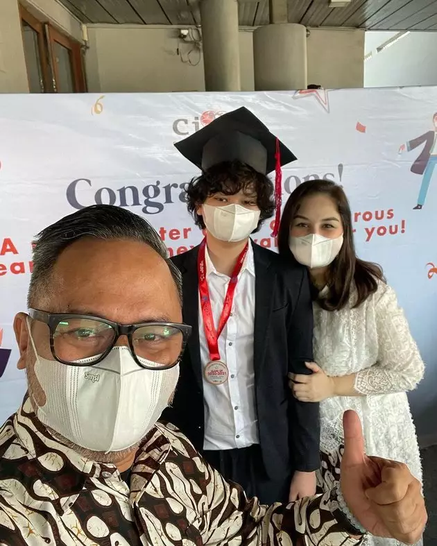 Momen Mona Ratuliu rayakan wisuda anak dari berbagai sumber