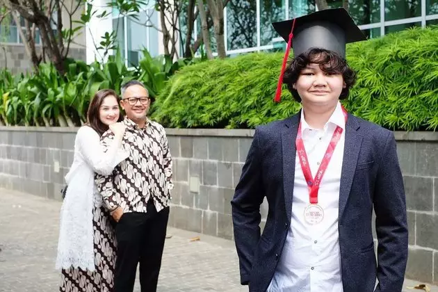 Momen Mona Ratuliu rayakan wisuda anak dari berbagai sumber