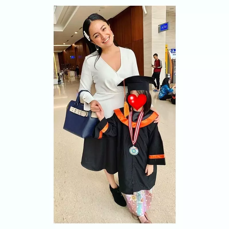 potret seleb dampingi anak lulus TK © 2021 brilio.net potret seleb dampingi anak lulus TK © 2021 brilio.net