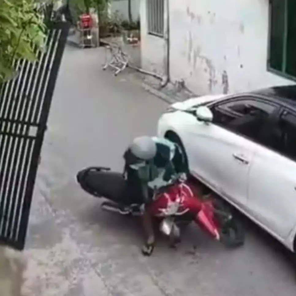 Viral video driver ojek online tolong orang yang buat dia tabrak mobil