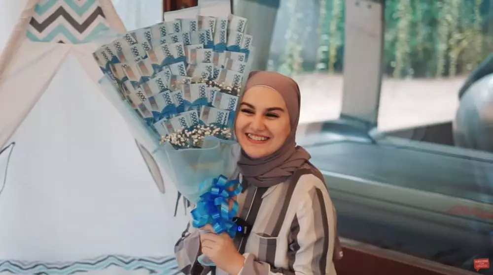 seleb dapat buket uang © 2021 brilio.net