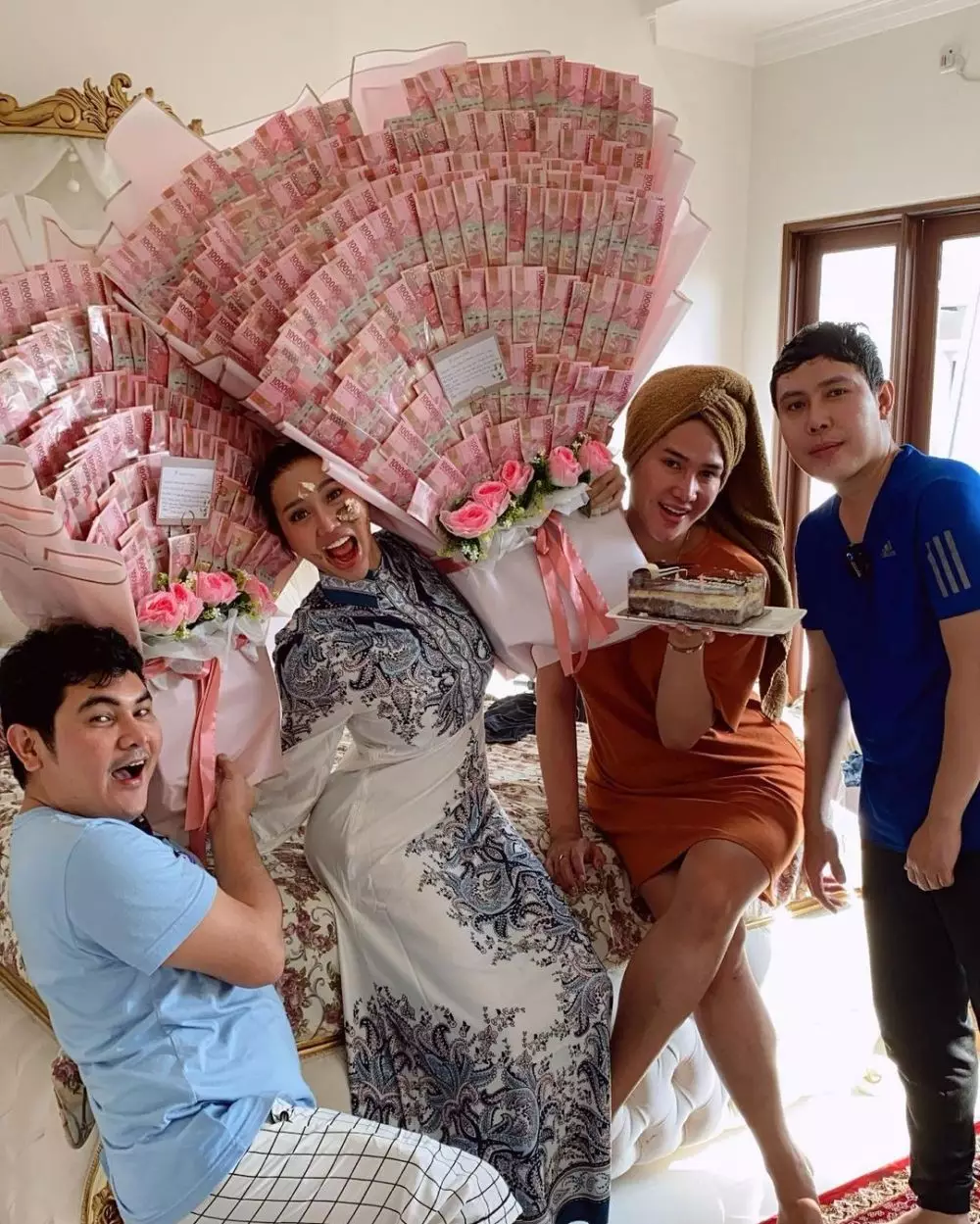 seleb dapat buket uang © 2021 brilio.net