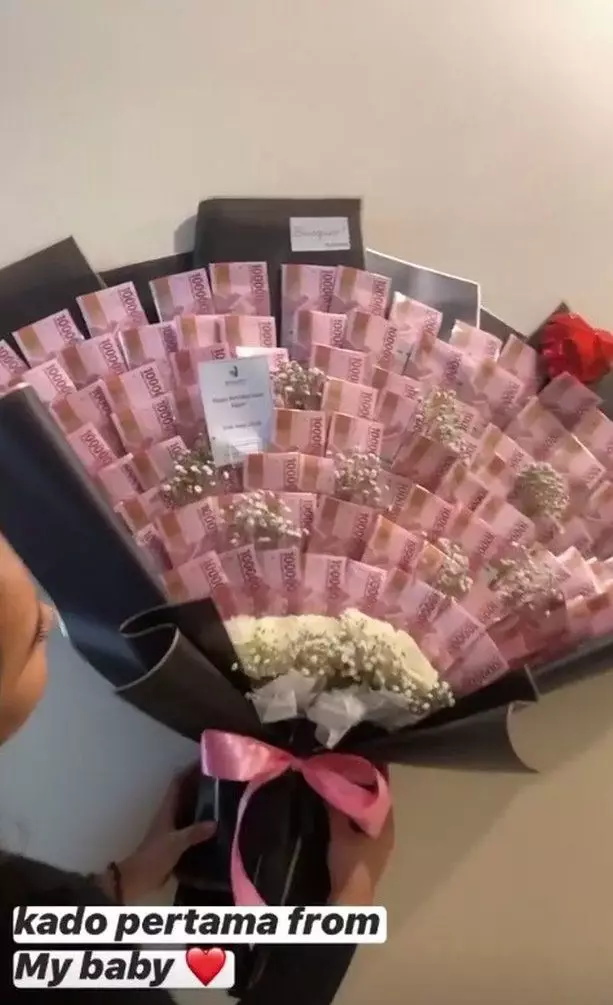 seleb dapat buket uang © 2021 brilio.net