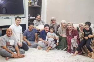 10 Momen kedekatan Zaskia Sungkar dan orang tua sambung, bikin salut