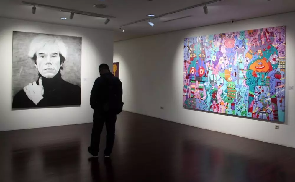 Menikmati karya seni © 2021 brilio.net Menikmati karya seni © 2021 brilio.net