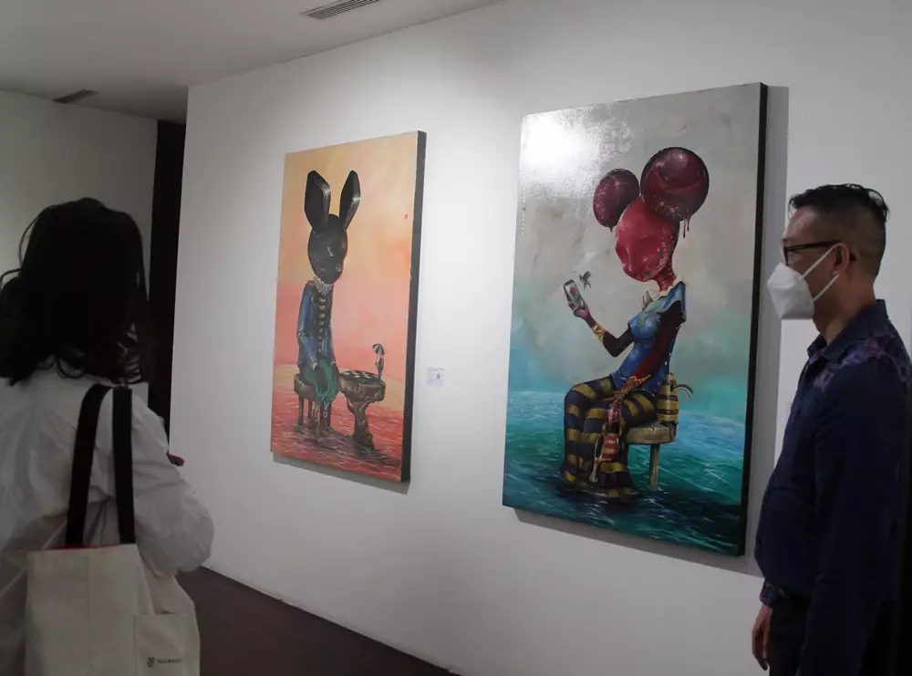 Menikmati karya seni © 2021 brilio.net Menikmati karya seni © 2021 brilio.net