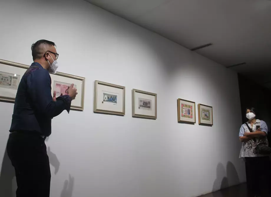 Menikmati karya seni © 2021 brilio.net Menikmati karya seni © 2021 brilio.net