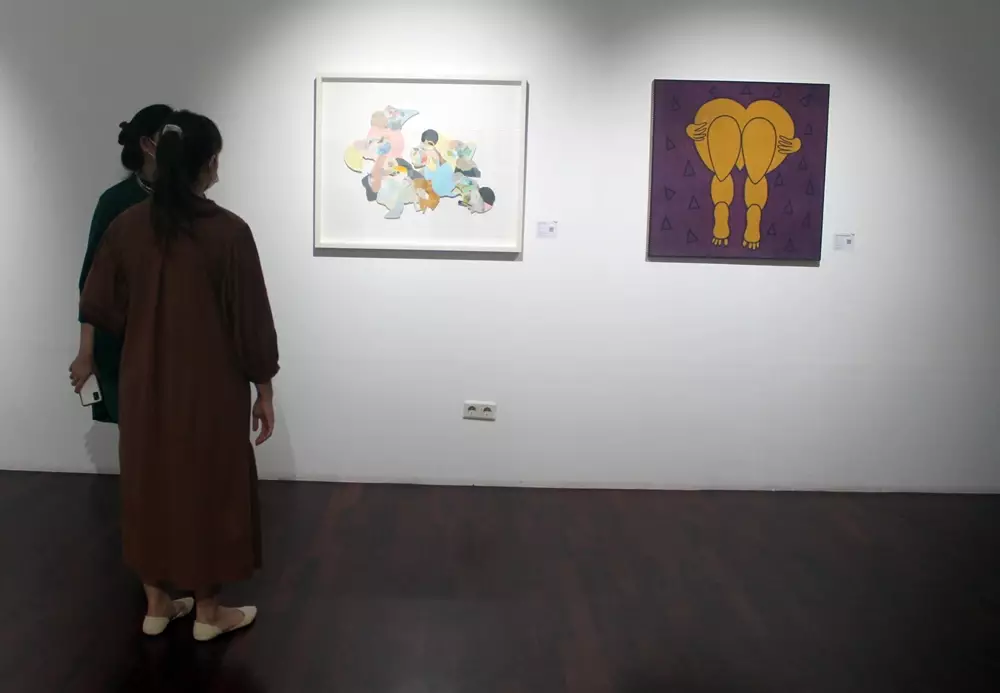 Menikmati karya seni © 2021 brilio.net Menikmati karya seni © 2021 brilio.net