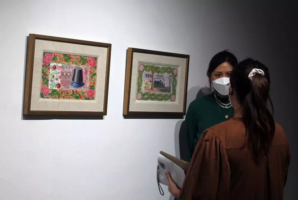 Menikmati karya seni © 2021 brilio.net Menikmati karya seni © 2021 brilio.net