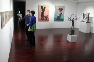 Menikmati kekuatan simbol dan tanda dalam deretan karya seni rupa