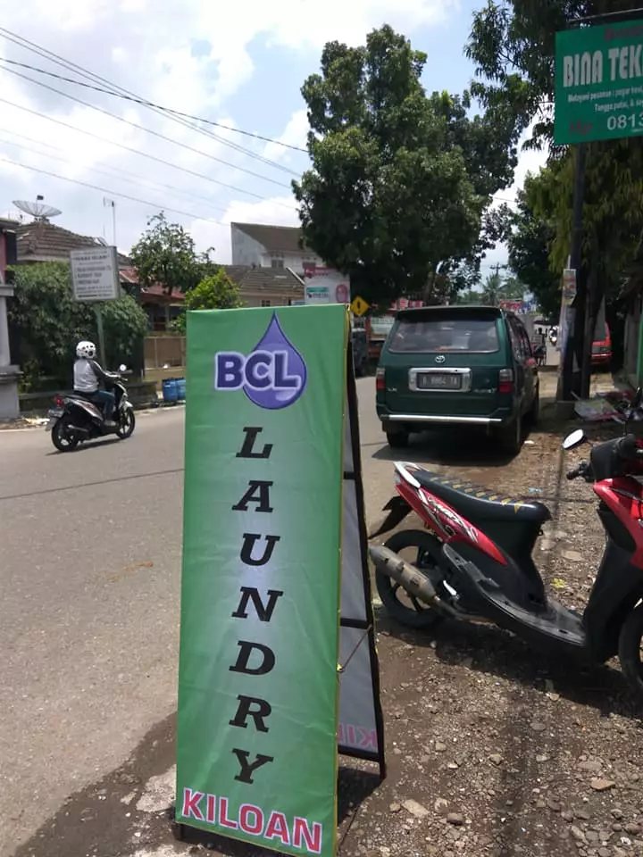 Spanduk lucu jasa laundry © berbagai sumber