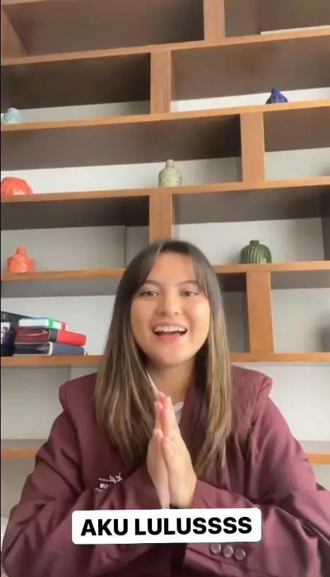 Marsha Aruan lulus kuliah © Instagram Marsha Aruan lulus kuliah © Instagram