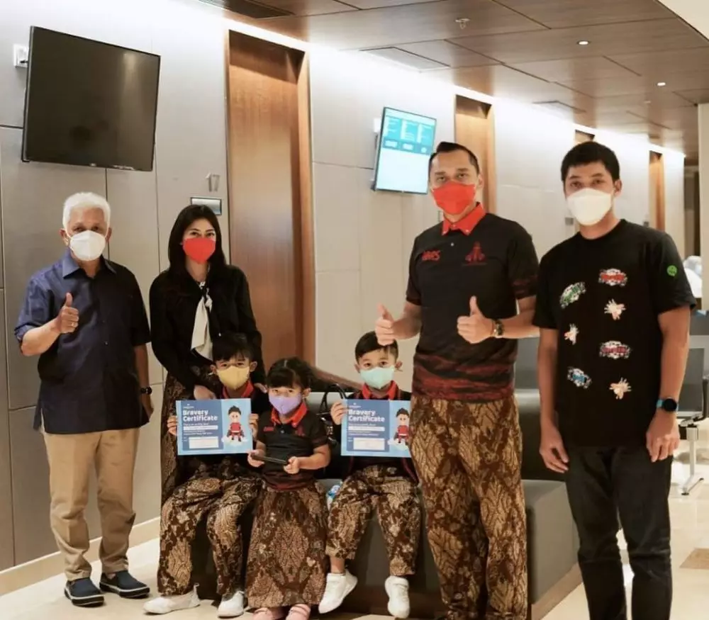 kedua anak Aliya sunat © Instagram