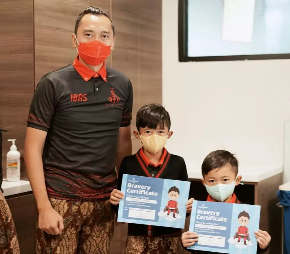 kedua anak Aliya sunat © Instagram