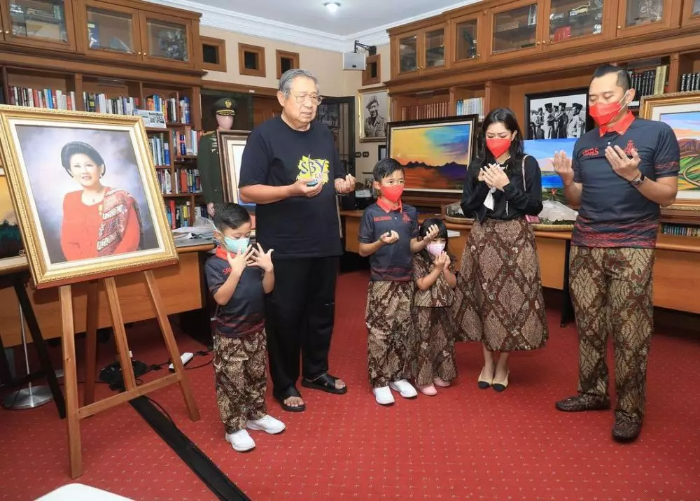 kedua anak Aliya sunat © Instagram