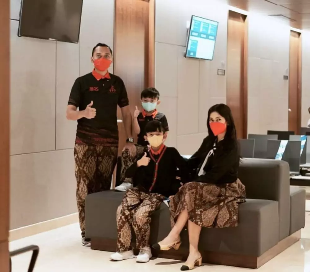 kedua anak Aliya sunat © Instagram