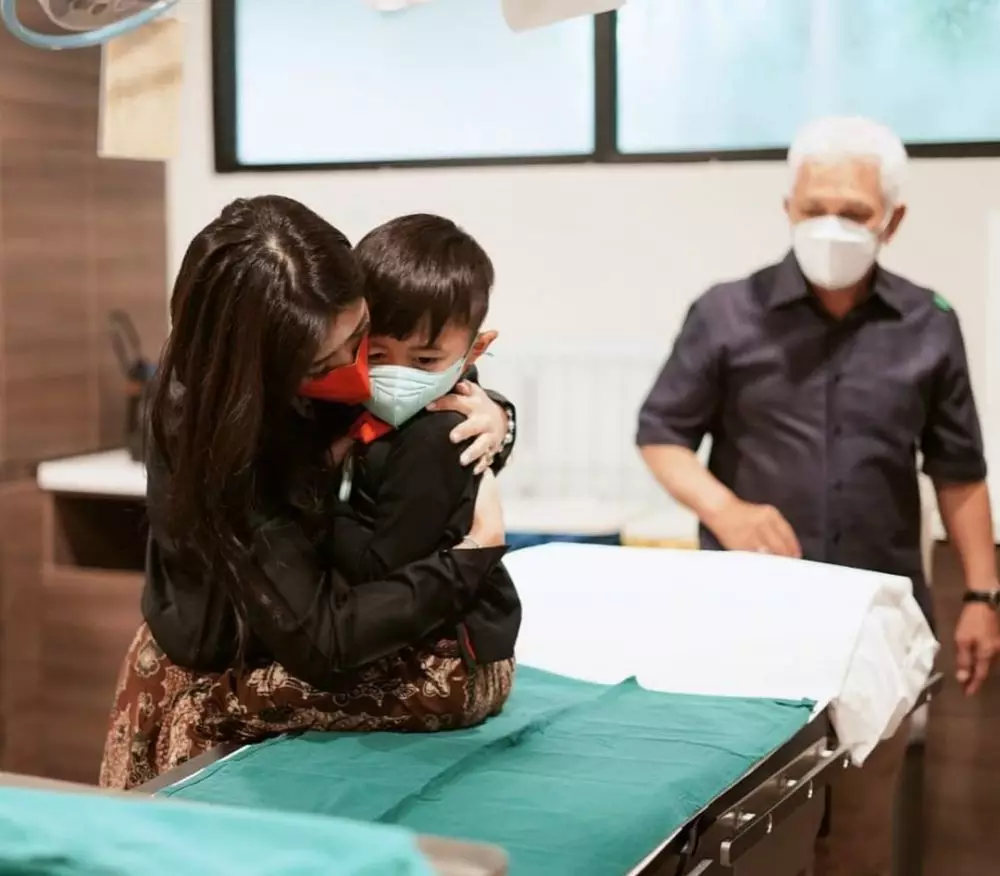 kedua anak Aliya sunat © Instagram