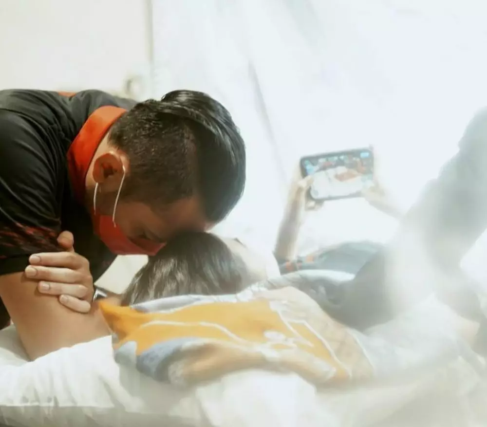 kedua anak Aliya sunat © Instagram