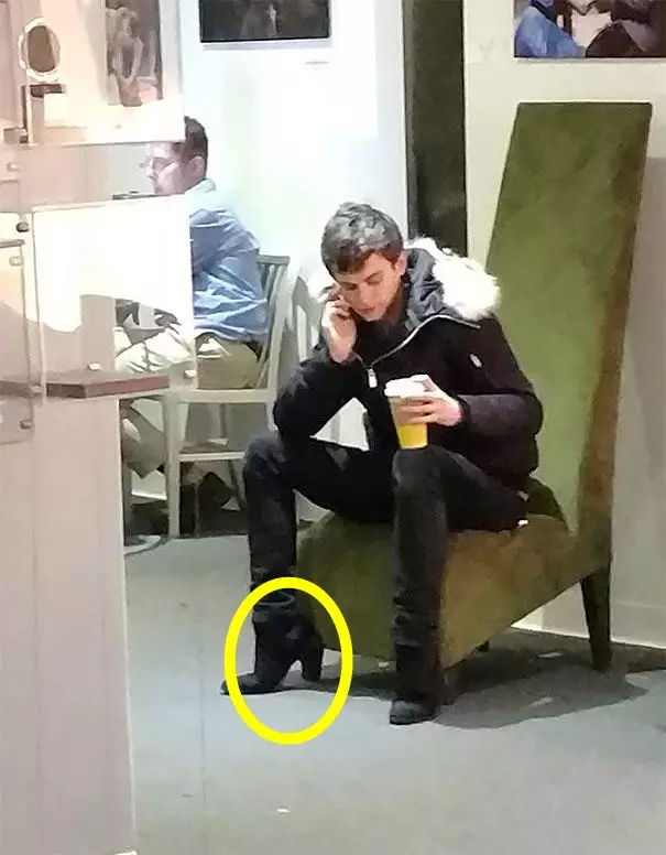 momen lucu pas orang dengan benda © 2021 berbagai sumber