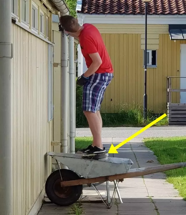 momen lucu pas orang dengan benda © 2021 berbagai sumber