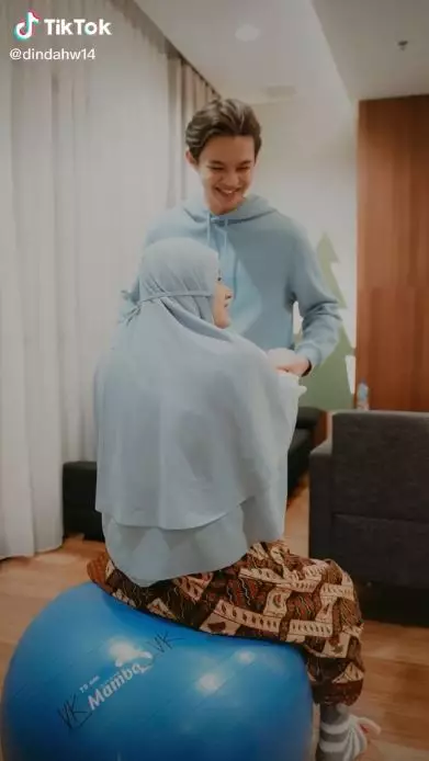 momen Dinda Hauw melahirkan © 2021 brilio.net