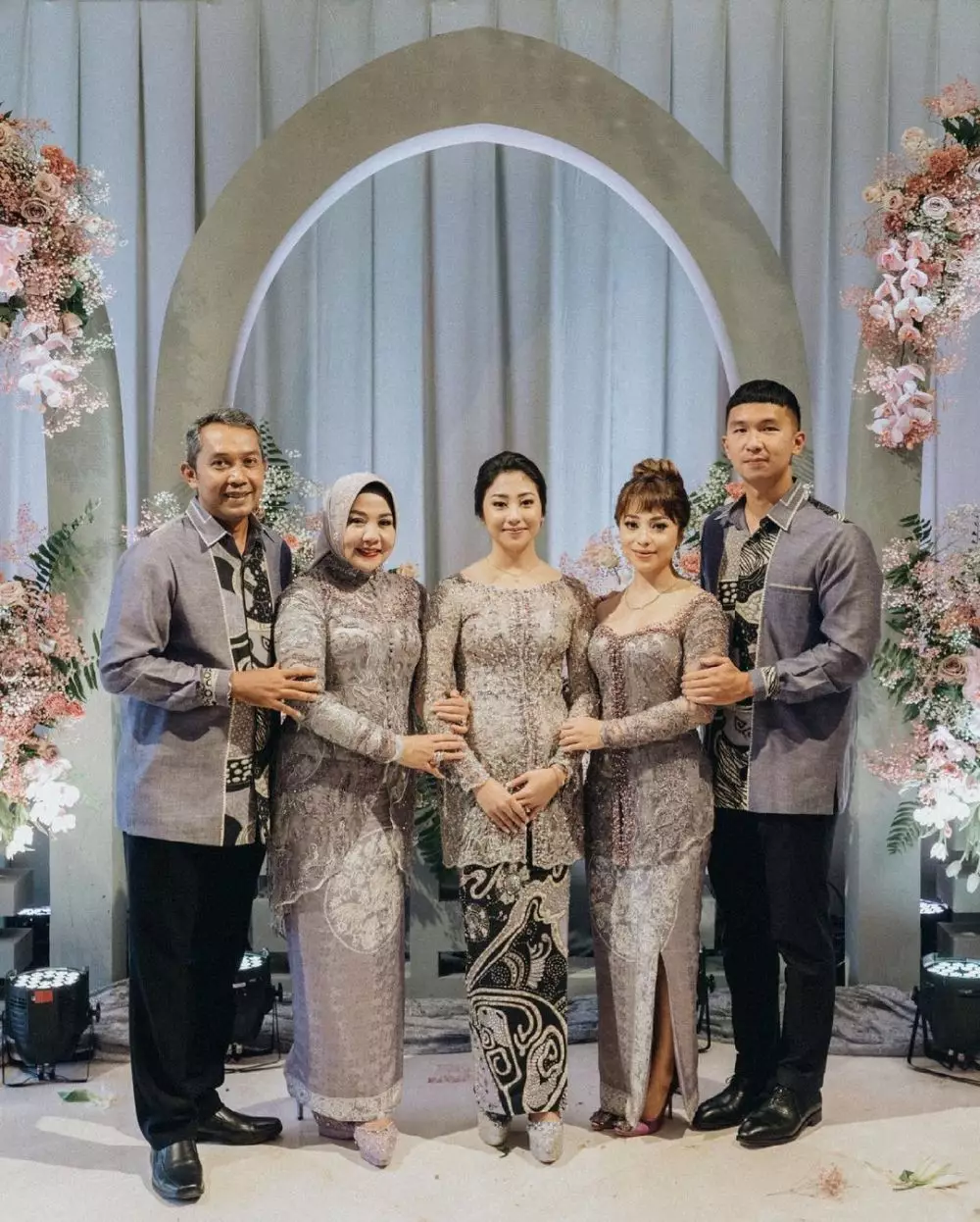 Gaya Nikita Willy di acara lamaran sang adik © Instagram