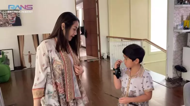 Raffi Ahmad & Nagita rayakan wisuda © YouTube/Rans Entertainment Raffi Ahmad & Nagita rayakan wisuda © YouTube/Rans Entertainment