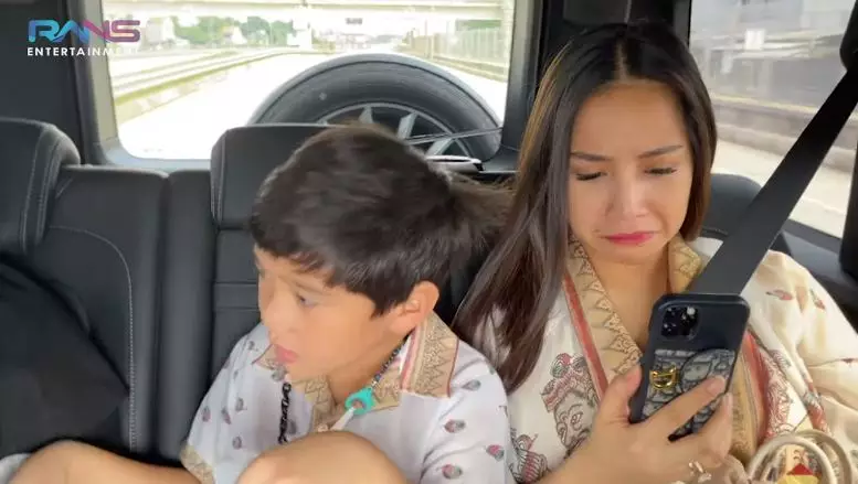 Raffi Ahmad & Nagita rayakan wisuda © YouTube/Rans Entertainment Raffi Ahmad & Nagita rayakan wisuda © YouTube/Rans Entertainment