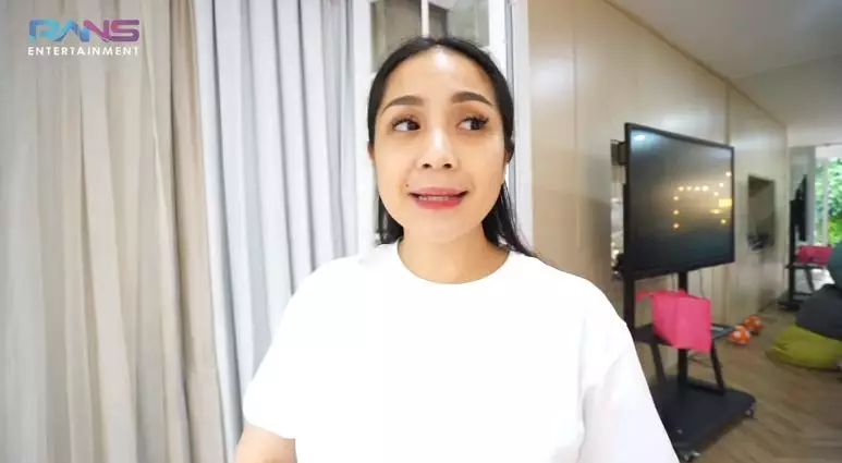 Raffi Ahmad & Nagita rayakan wisuda © YouTube/Rans Entertainment Raffi Ahmad & Nagita rayakan wisuda © YouTube/Rans Entertainment