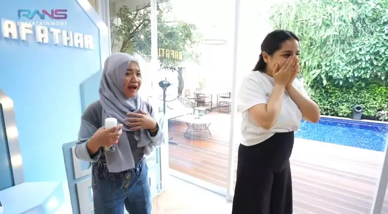 Raffi Ahmad & Nagita rayakan wisuda © YouTube/Rans Entertainment Raffi Ahmad & Nagita rayakan wisuda © YouTube/Rans Entertainment