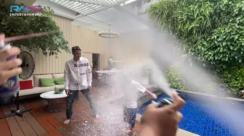 Raffi Ahmad & Nagita rayakan wisuda © YouTube/Rans Entertainment Raffi Ahmad & Nagita rayakan wisuda © YouTube/Rans Entertainment