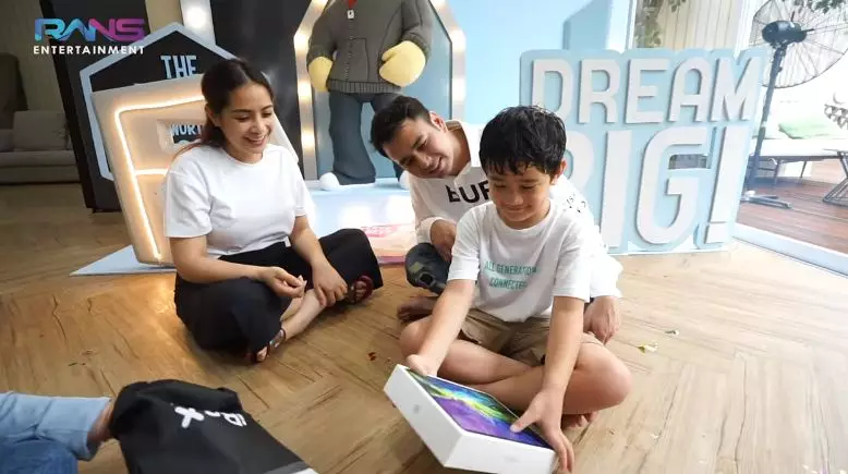 Raffi Ahmad & Nagita rayakan wisuda © YouTube/Rans Entertainment Raffi Ahmad & Nagita rayakan wisuda © YouTube/Rans Entertainment