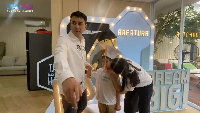 Raffi Ahmad & Nagita rayakan wisuda © YouTube/Rans Entertainment Raffi Ahmad & Nagita rayakan wisuda © YouTube/Rans Entertainment