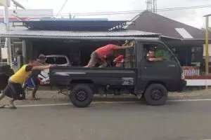 10 Potret lucu kerja sama benerin benda rusak ini bikin tepuk jidat