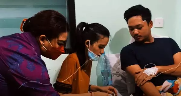 momen Sarah Menzel temani di rumah sakit © YouTube/The Hermansyah A6
