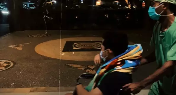 momen Sarah Menzel temani di rumah sakit © YouTube/The Hermansyah A6